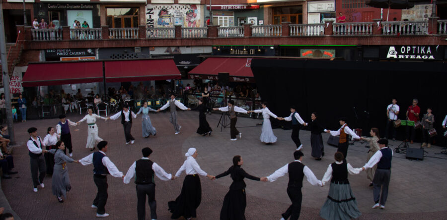 2015 – Aurrera Dantza Taldea (LEITZA)